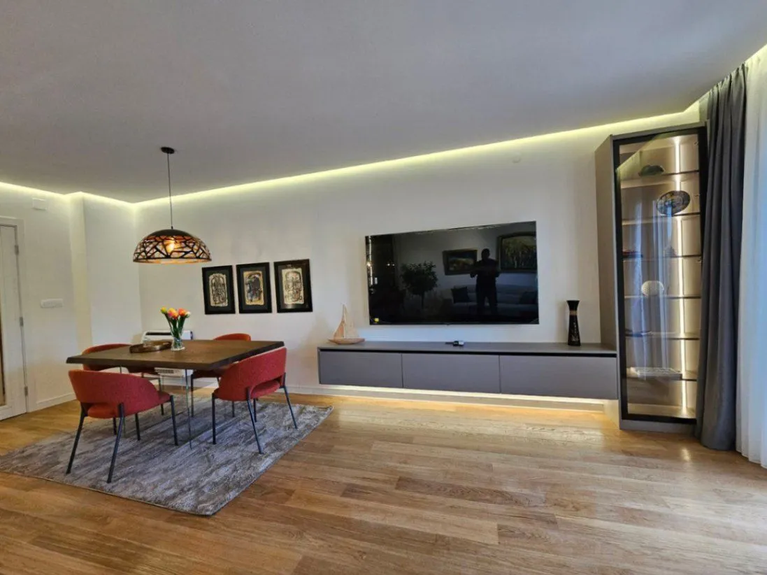 Izdavanje, dvosoban stan, 110m², Central Point, Podgorica