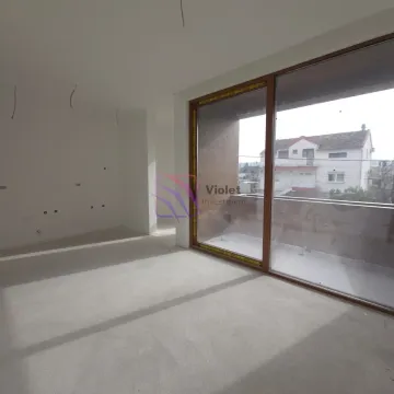Pogled na neopremljenu prostoriju sa izlazom na balkon i velikim prozorima. - image 4