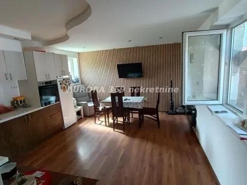 Dnevni boravak sa trpezarijom i kuhinjom u nastavku. - image 8
