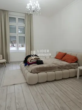 Prostrana spavaća soba sa velikim bračnim krevetom i prozorom sa svetlim zavesama. - image 14