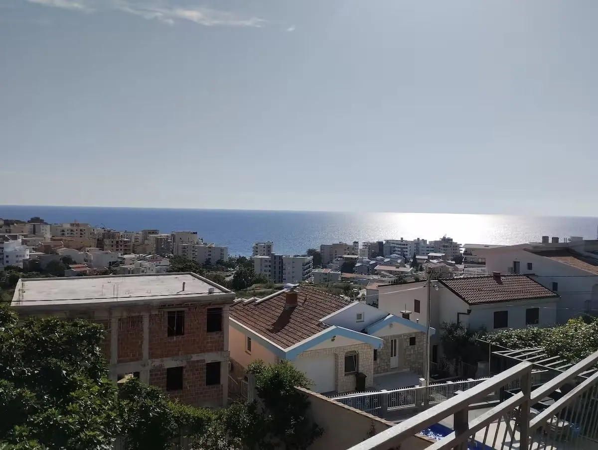 Pogled sa terase na naselje i more.