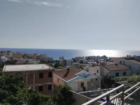 Pogled sa terase na naselje i more. - image 2