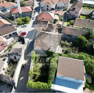 Pogled iz vazduha na naselje i okolne kuće sa ulicom. - image 4