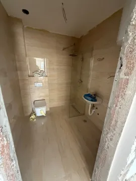 Kupatilo u fazi završnih radova sa ugrađenom sanitarijom i pločicama. - image 8