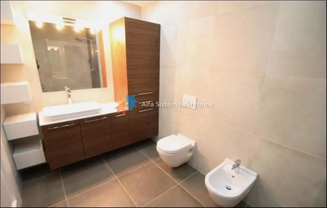 Modern bathroom equipped with a washbasin, toilet, and bidet.