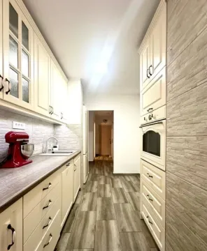 Moderna kuhinja sa svetlim elementima i ugradnom rernom. - image 6