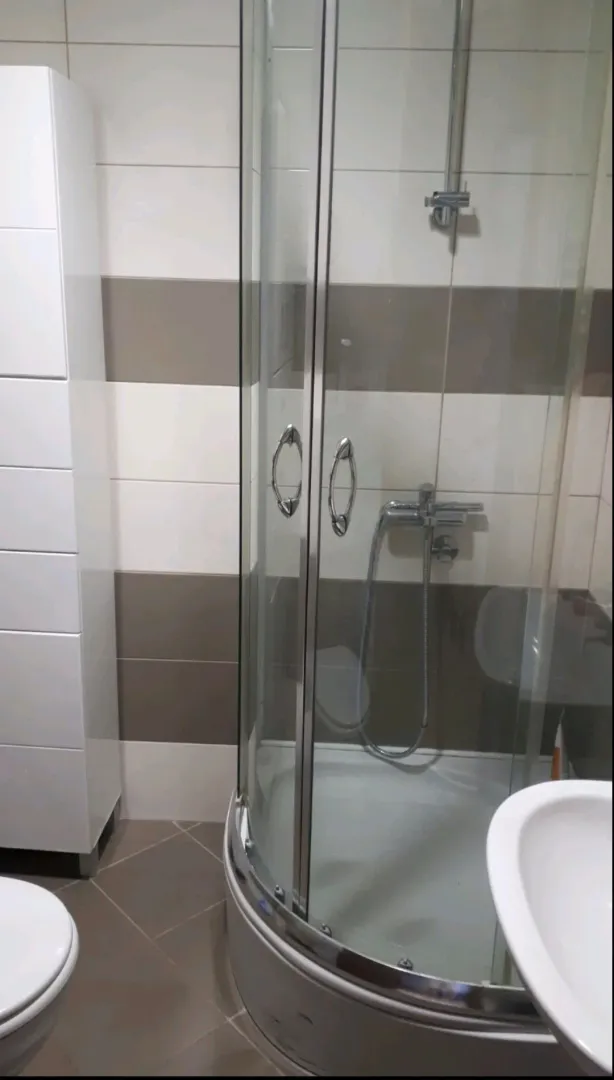 Kupatilo sa tuš kabinom, umivaonikom i wc šoljom.