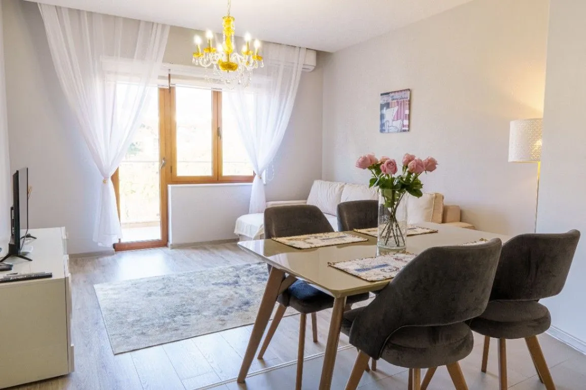 Izdavanje, jednosoban stan, 60m², Bečići, Budva