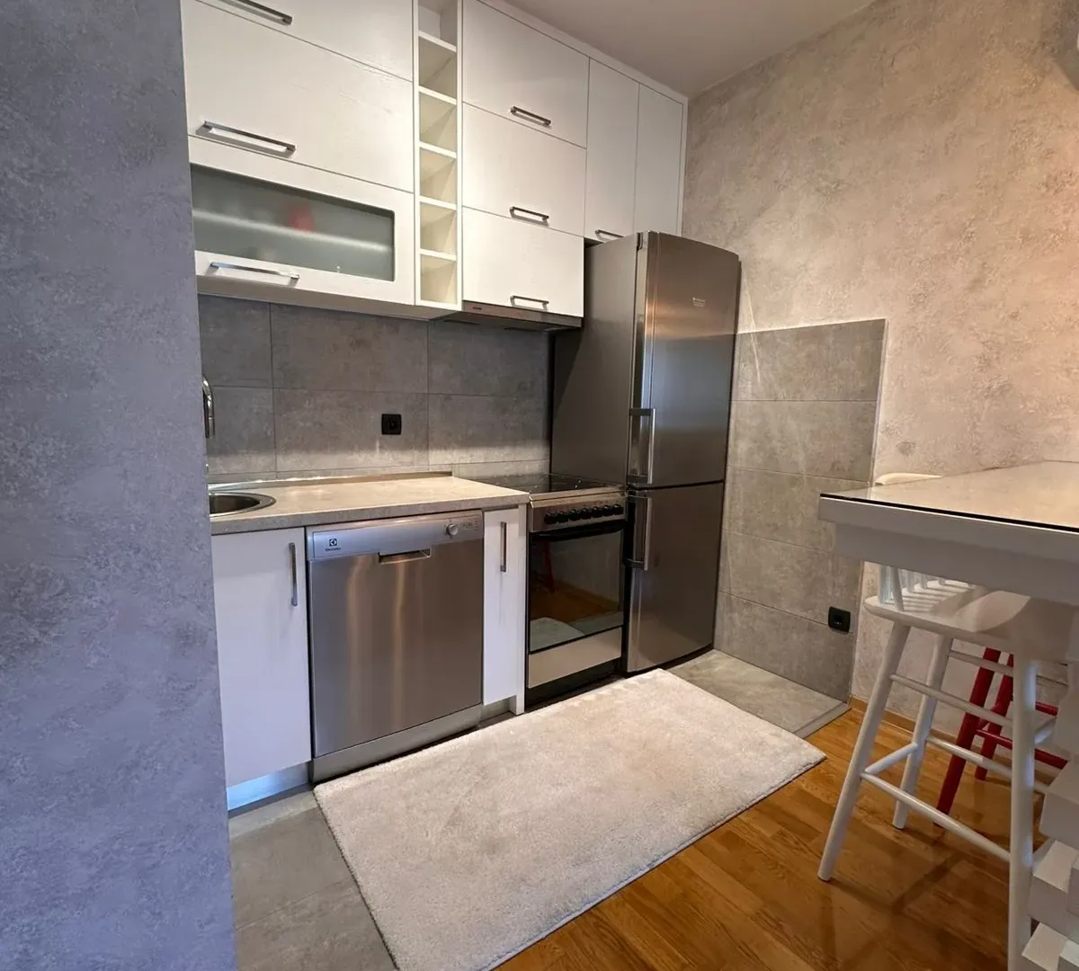 Izdavanje, dvosoban stan, 60m², Pobrežje, Podgorica
