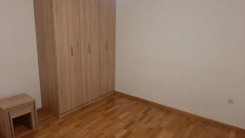 Manja soba sa drvenim garderoberom i parketom na podu. - image 12