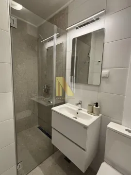 Moderno kupatilo sa tuš kabinom, umivaonikom i toaletom. - image 8