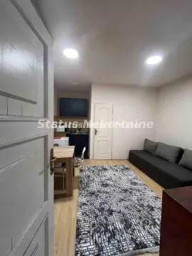 Dnevni boravak sa garniturom, trpezarijskim stolom i kuhinjom u pozadini. - image 3