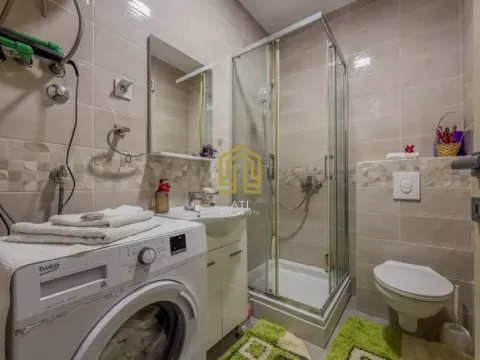 Moderno kupatilo sa tuš kabinom i veš mašinom. - image 7