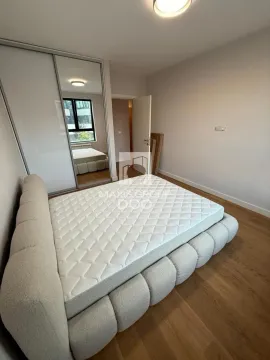 Spavaća soba sa bračnim krevetom i ugradnim ormarom sa ogledalom. - image 6