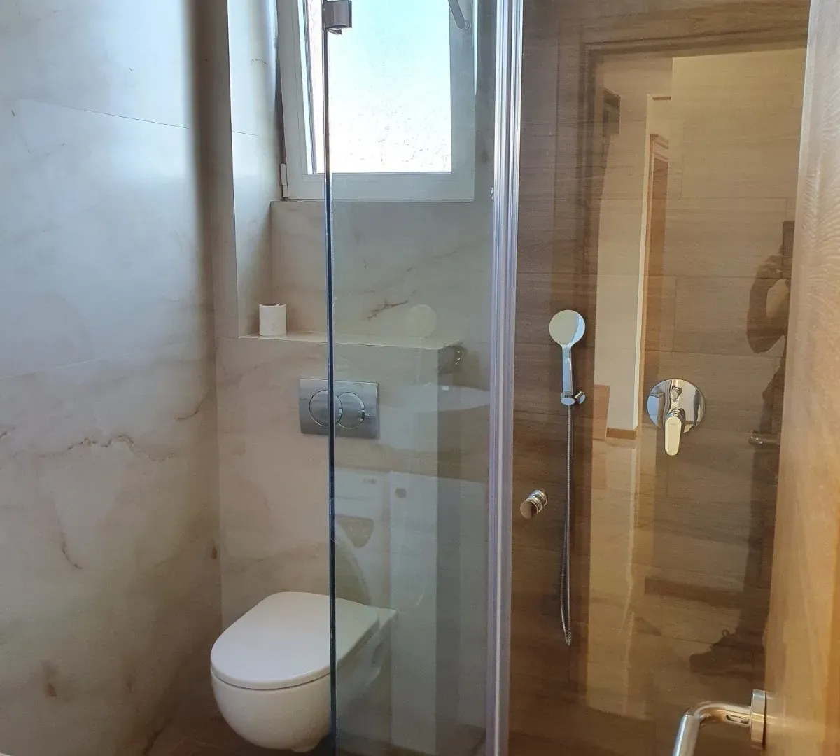 Izdavanje, trosoban stan, 100m², Pod Kuk, Tivat