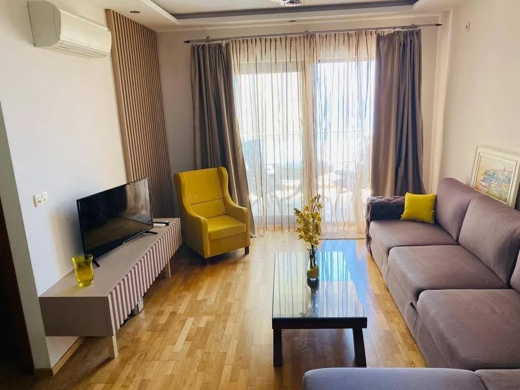 Rent, one bedroom apartment, 70m², Bečići, Budva