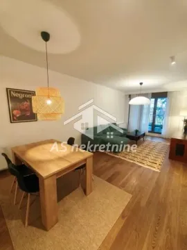 Prostrani dnevni boravak sa trpezarijom i garniturom za sedenje. - image 3