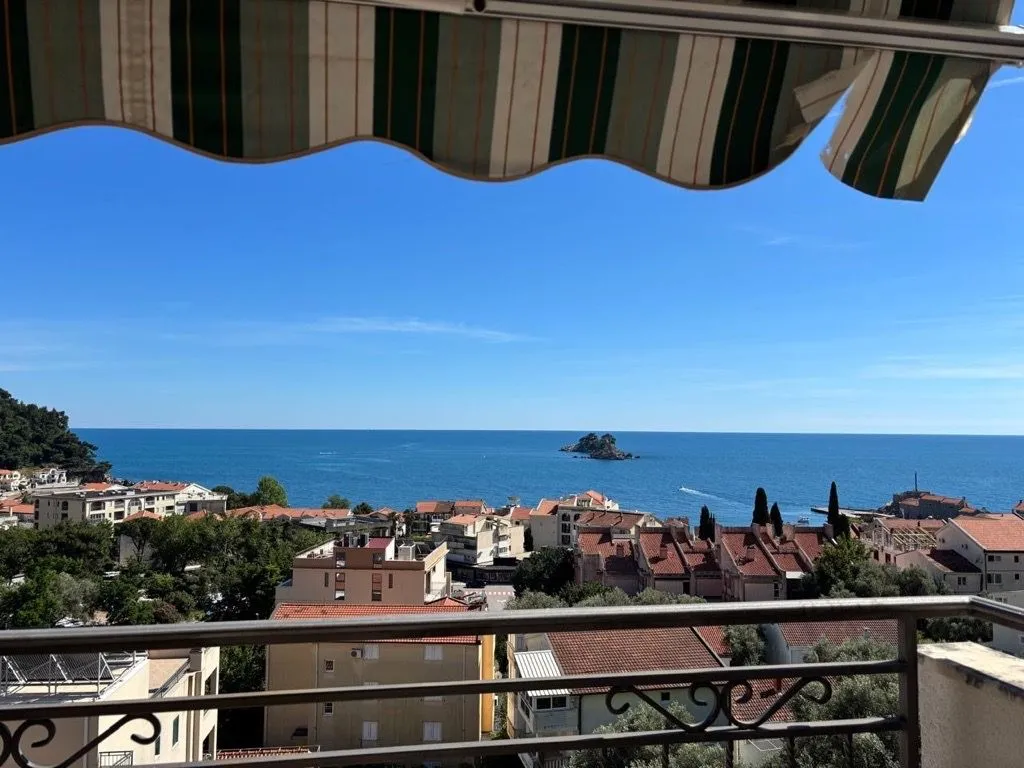 Pogled na more i grad sa terase.