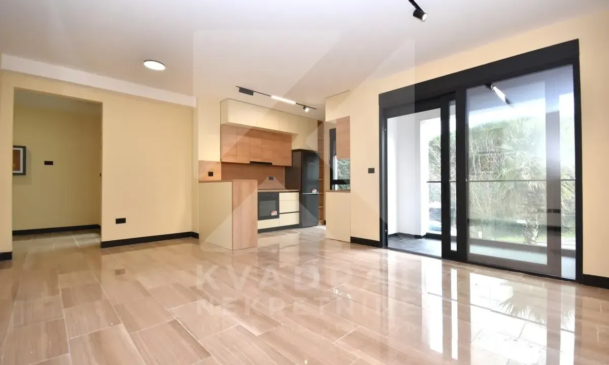 Izdavanje, trosoban stan, 111m², Vezirov Most, Podgorica