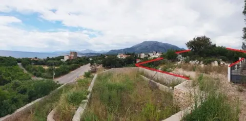 Pogled na plac sa označenom granicom, vegetacijom i okruženjem. - image 2