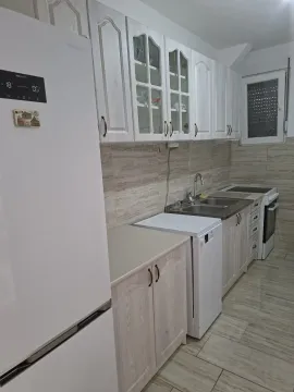 Svijetla kuhinja sa bijelim elementima i ugradnim aparatima. - image 17