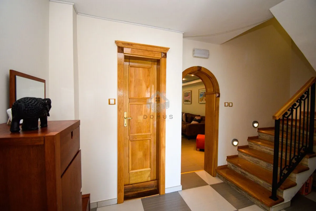 Rent, house, 200m², Gorica C, Podgorica