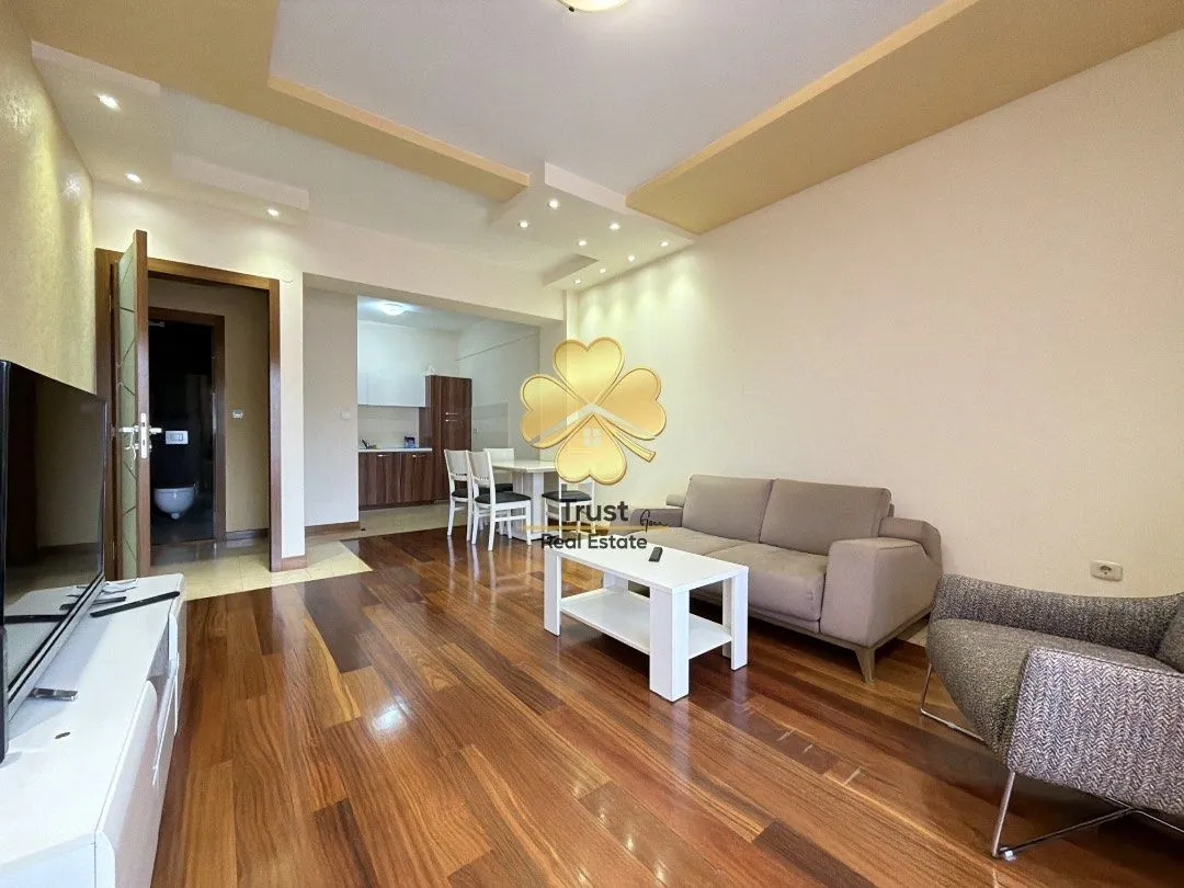 Izdavanje, dvosoban stan, 75m², Centar, Podgorica