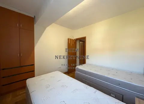 Spavaća soba sa dva kreveta i ugradnim ormarom. - image 8
