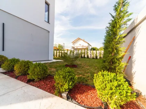 Prodaja, kuća, 225m², Gornja Gorica, Podgorica - image 4