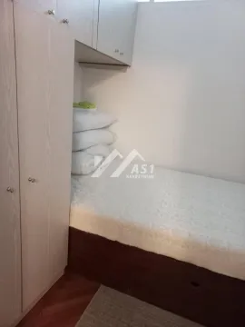 Manja spavaća soba sa krevetom i ugradnim ormanom. - image 6