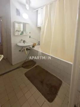 Manje kupatilo sa kadom, umivaonikom i ormarićem sa ogledalom. - image 12