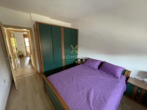 Nameštena spavaća soba sa bračnim krevetom i velikim ormarom. - image 37