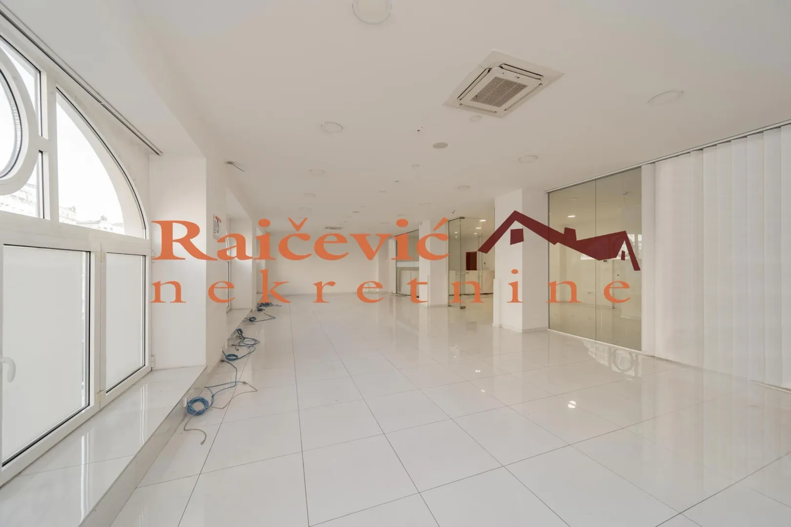 Izdavanje, stan, 179m², Centar, Stara Pazova