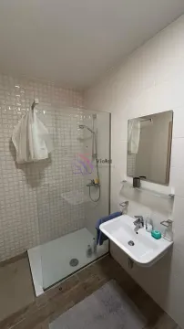 Kupatilo sa tuš kabinom, umivaonikom i ogledalom. - image 6