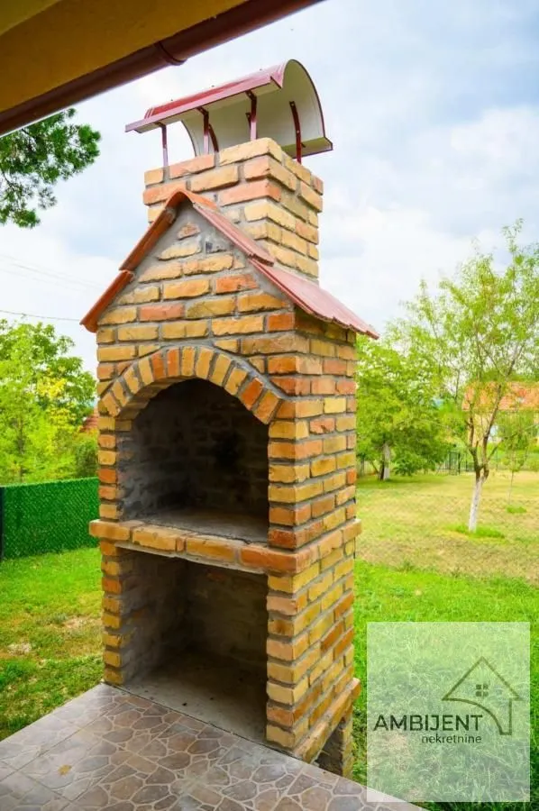 Zidani roštilj od cigle u dvorištu kuće.