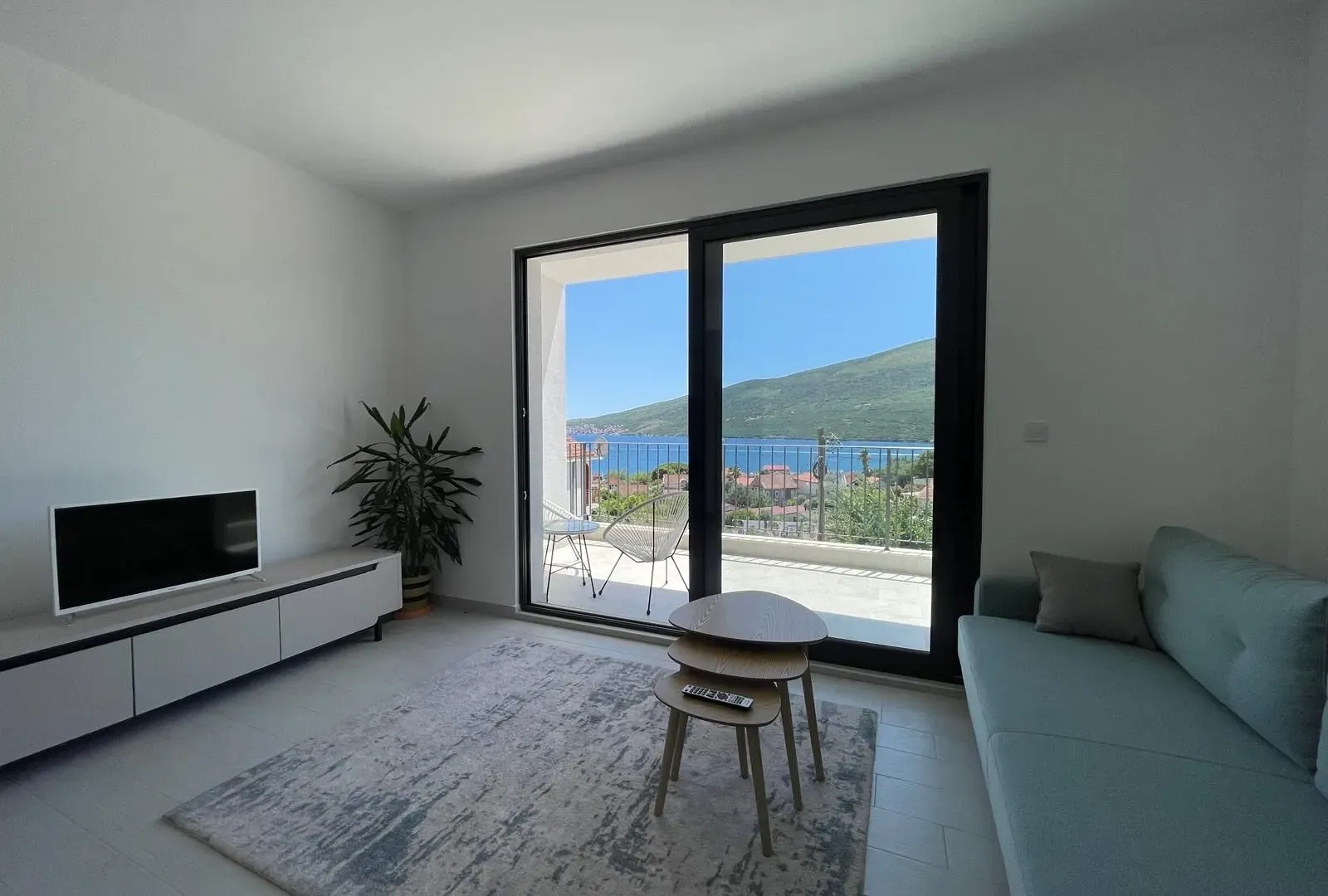 Izdavanje, jednosoban stan, 50m², Đenovići, Herceg Novi