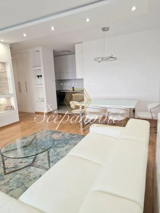 Izdavanje, trosoban stan, 105m², Centar, Novi Sad