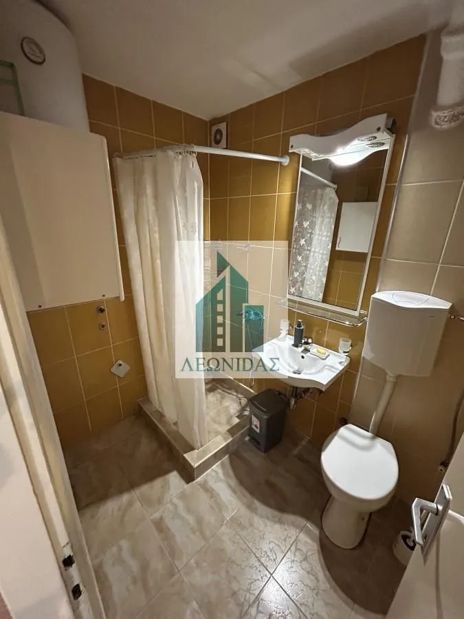 Kupatilo sa tuš kabinom, umivaonikom i wc šoljom.