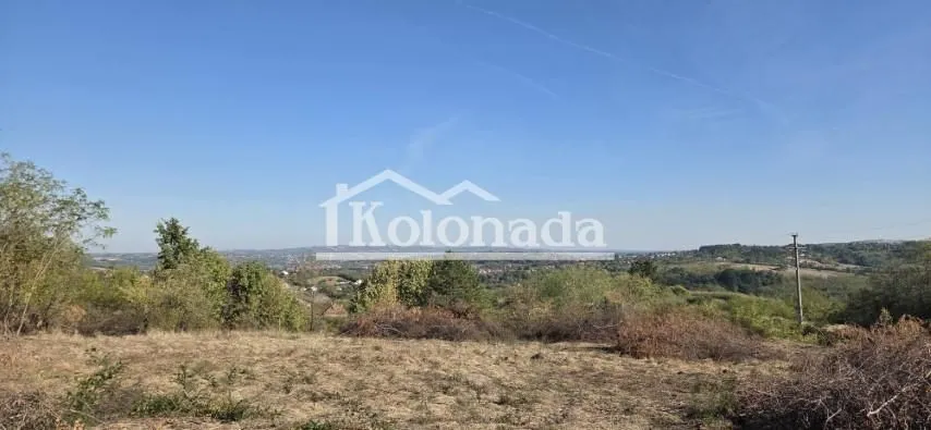 Pogled na okolni pejzaž i prirodu sa placa.