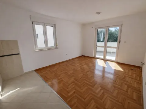 Prodaja, stan, 60m², Tivat, Crna Gora - image 1