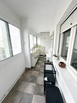 Zastakljeni balkon sa pločicama na podu i prozorima duž cijele dužine. - image 2