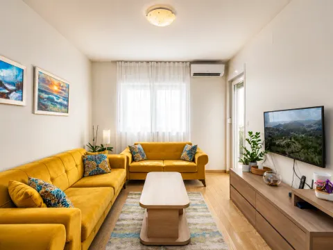 Izdavanje, dvosoban stan, 72m², City Kvart, Podgorica - image 1