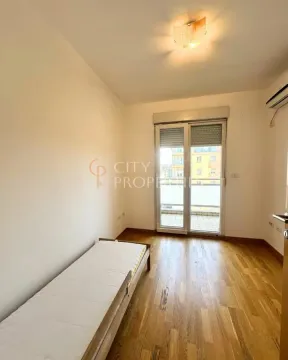 Manja spavaća soba sa krevetom i izlazom na terasu. - image 13