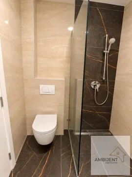 Savremeno opremljeno kupatilo sa tuš kabinom i wc šoljom. - image 4