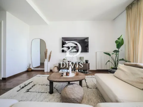 Dnevna soba sa garniturom, stočićem i televizorom na zidu. - image 7