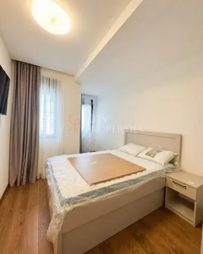 Spavaća soba sa bračnim krevetom, noćnim stočićem i prozorom sa zavjesama. - image 9