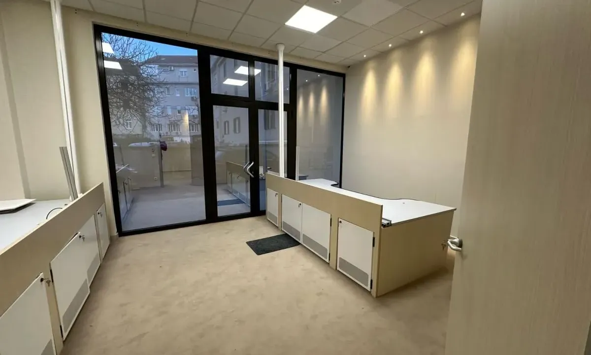 Izdavanje, poslovni prostor, 240m², Centar, Tivat