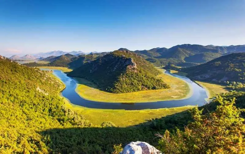 Pogled na rijeku i okolne planine iz okoline objekta.
