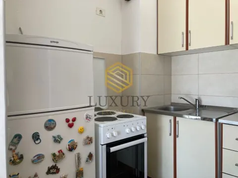 Manja kuhinja sa frižiderom, šporetom i kuhinjskim elementima. - image 7