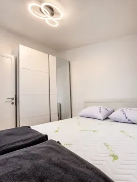 Bright and tidy bedroom with a double bed and wardrobe. - image 5